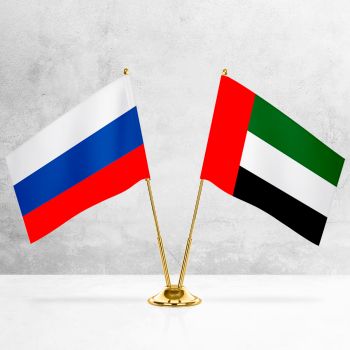 Соглашение между Россией и ОАЭ об устранении двойного налогообложения. Изображение флага России и ОАЭ с символами налогообложения, отображающими совместные усилия обеих стран по увеличению торговли и инвестиций.