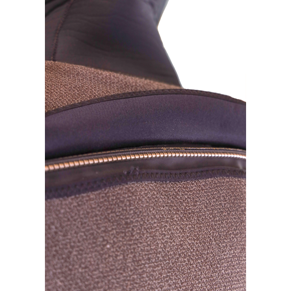 “贝加尔”干式潜水服工作状态三分之二侧面视图