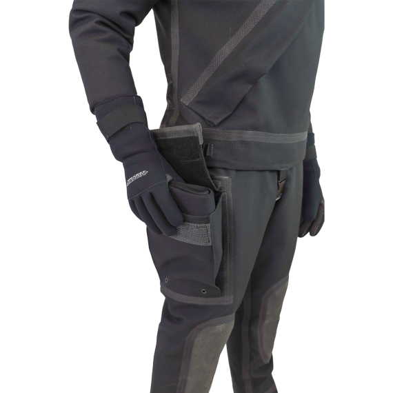 “泰米尔”TLK 干式潜水服的工装口袋与凯夫拉加固细节